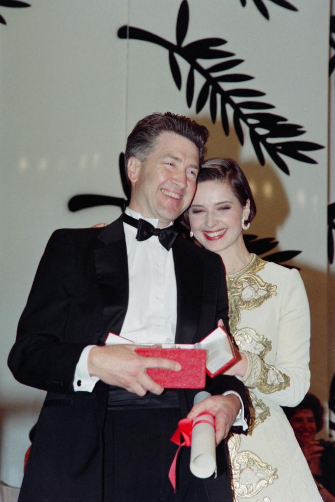 Italian actress Isabella Rossellini poses with American director David Lynch after he won the Palme d'Or for his movie "Wild at Heart" during the closing ceremony at the 43th edition of the Cannes Film Festival in Cannes, southern France, on May 21, 1990. 