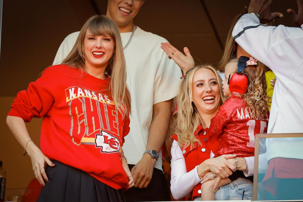 Taylor Swift and Brittany Mahomes watching the Chiefs